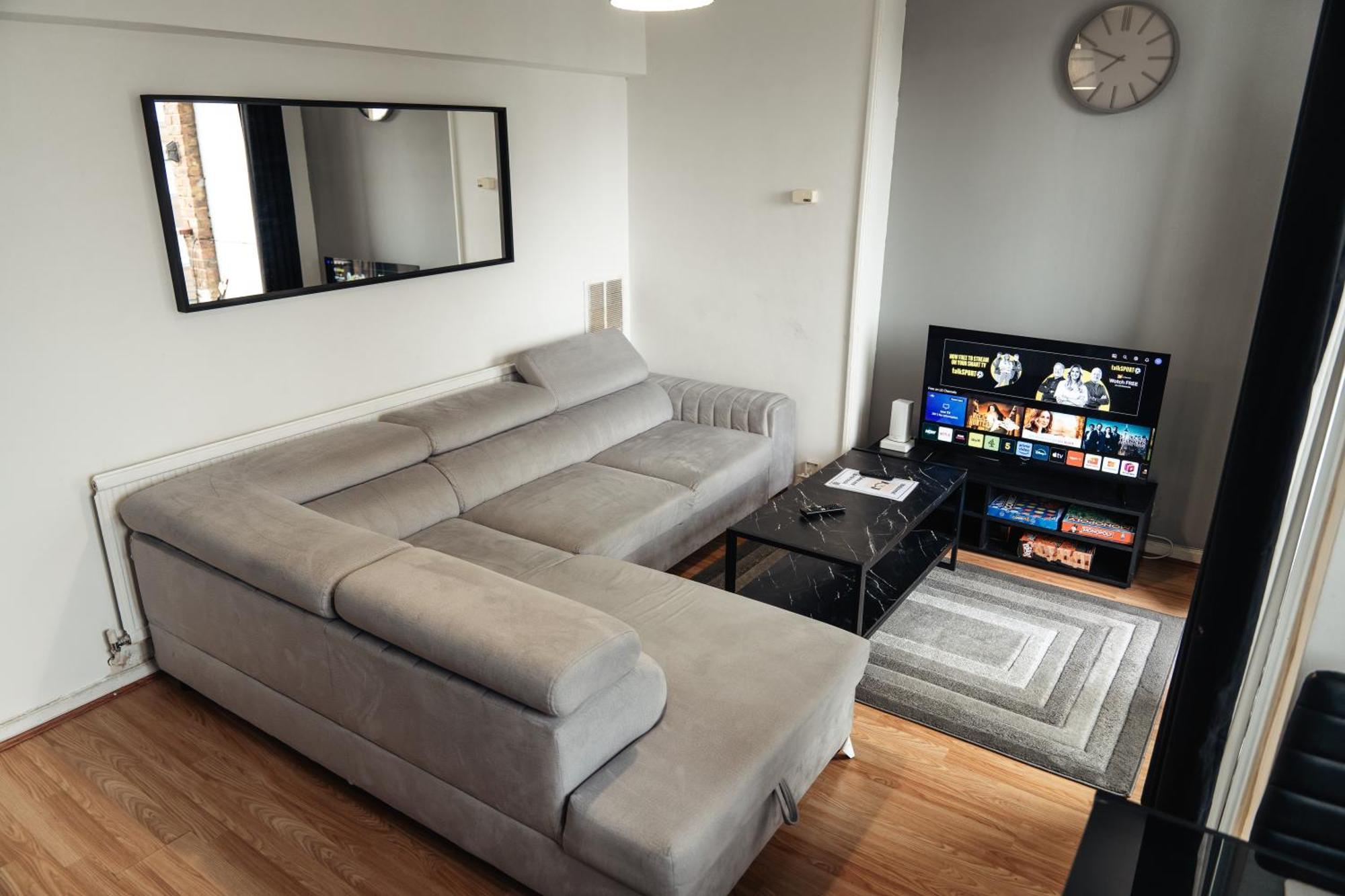 Shard View 2 Bed Entire Flat Appartement Londen Buitenkant foto